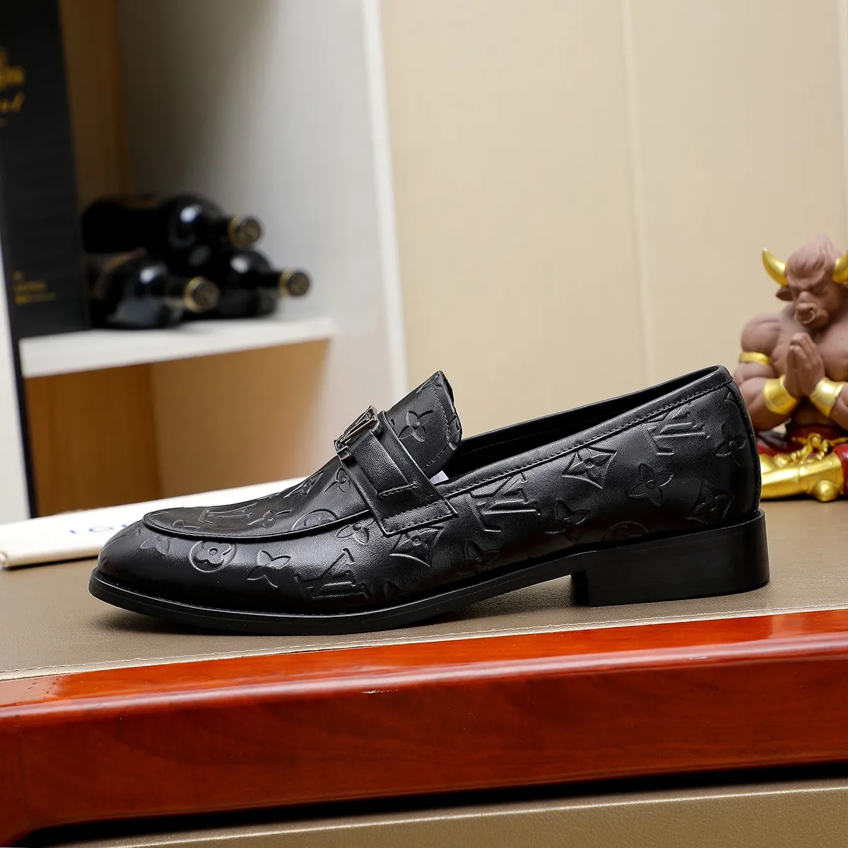 Men's Men's Shoes 💰420 💰[Louis Vuitton] LV high-end business formal leather shoes! ! Luxurious and elegant style, equal emphasis on practicality and style, professional focus on details and quality, counter original 1⃣️: 1⃣️ super accurate reproduction👍🏻! Material: The upper is made of imported original soft 🐂cowhide ➕imported first-layer sheepskin lining. Original anti-slip and wear-resistant outsole! Code number: 39--45, (38.46 custom-made) Large quantities in stock!